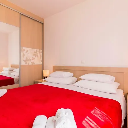 Lada Apartman *