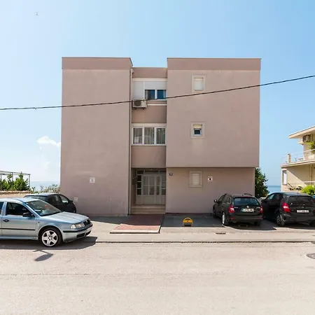 Lada Apartman