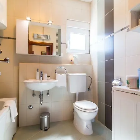 Lada Apartman *