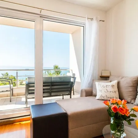 Lada Apartman *